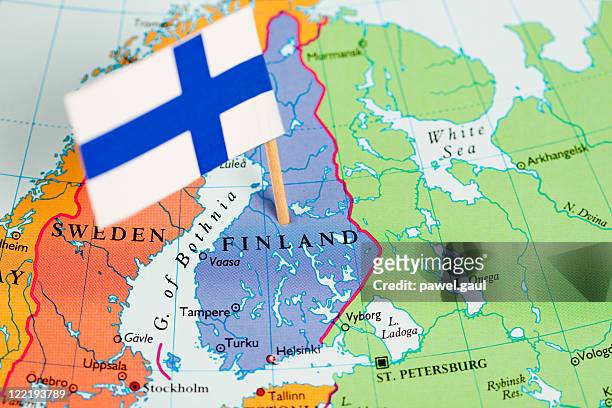 karte und flagge von finnland - finnland stock-fotos und bilder
