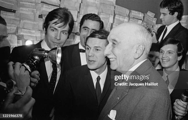 écrivain François Mauriac et le chanteur Salvatore Adamo à l'Olympia.