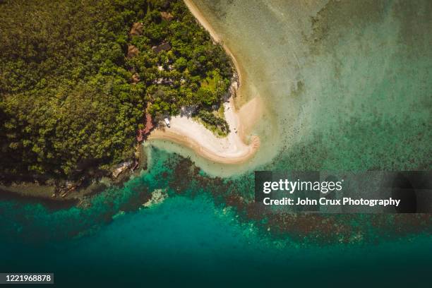 double island from above - port douglas stockfoto's en -beelden