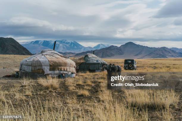 mongoliska stambyn i stäpp i mongoliet - mongolsk kultur bildbanksfoton och bilder