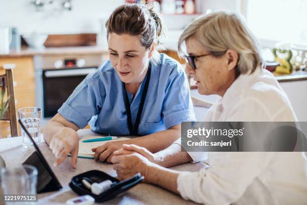 wijkverpleegkundige thuisbezoek - preventie stockfoto's en -beelden