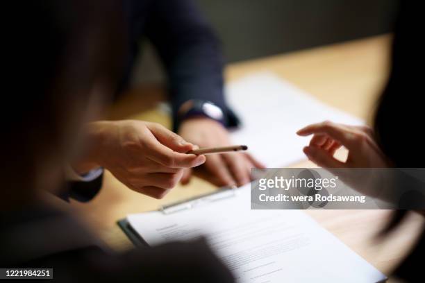 sign contract agreement in business - difensore foto e immagini stock