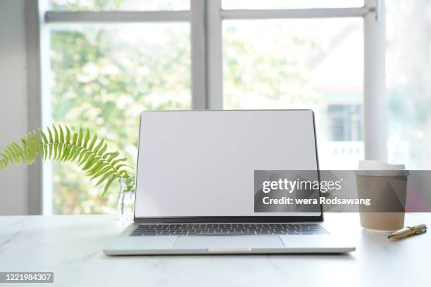 office window desk - windows pc stockfoto's en -beelden