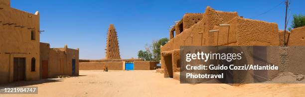 view of the ancient mosque of 1515, agadez, niger - west africa stock pictures, royalty-free photos & images