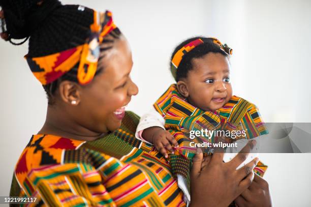 filha sorridente em roupas tradicionais com a mãe - zulu girls - fotografias e filmes do acervo