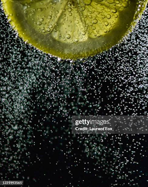 lemon bubbles - erfrischungsgetränk stock-fotos und bilder