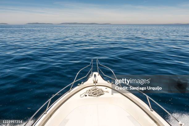 navigating towards ons island - proa fotografías e imágenes de stock