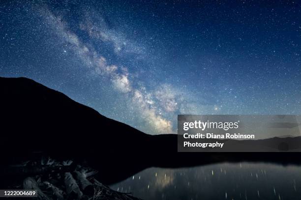 the milky way over the shoreline at the northern end of lake mcdonald, glacier national park, montana - kalispell montana stock-fotos und bilder