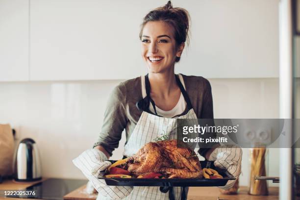 klaar voor de thanksgiving diner viering - apron isolated stockfoto's en -beelden