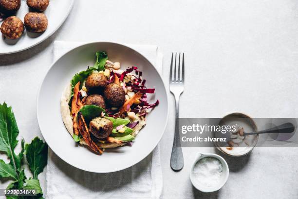 bliss bowl served on table - pratos vegetarianos imagens e fotografias de stock