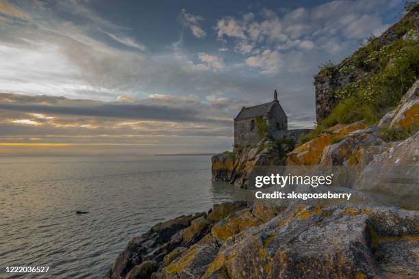 panoramic view of famous historic le mont saint-michel - manche foto e immagini stock