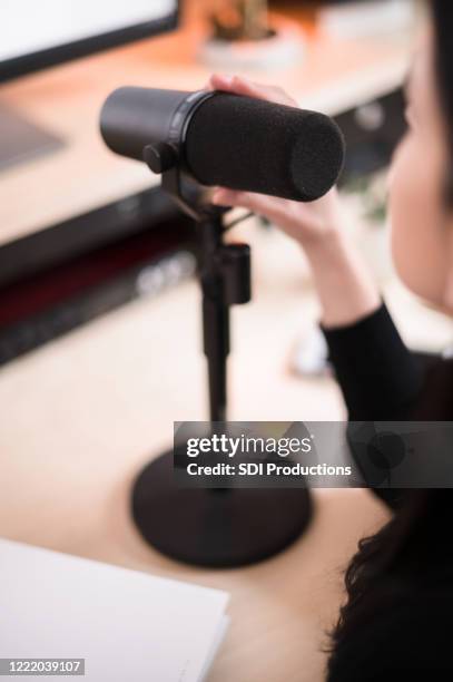 mujer irreconocible grabando podcast - narrar fotografías e imágenes de stock