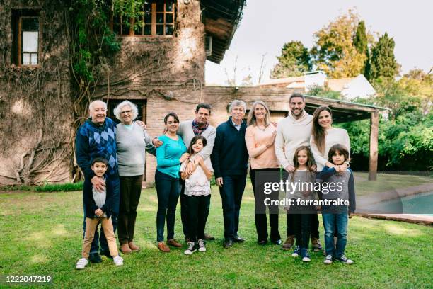 multigenerationele familiereünie - groepsfoto 6 personen stockfoto's en -beelden