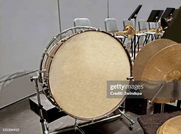 bombo y címbalos - bombo fotografías e imágenes de stock