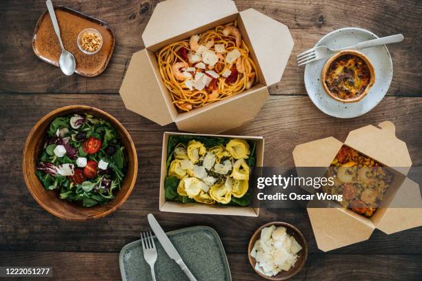 sharing takeaway meal on dining table - food flatlay stock-fotos und bilder