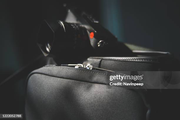 black camera and camera bag - camera bag stock-fotos und bilder