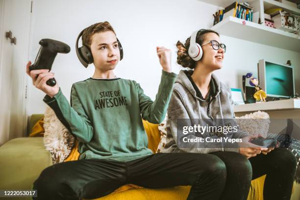 Tween Playing Video Games Photos and Premium High Res Pictures - Getty ...