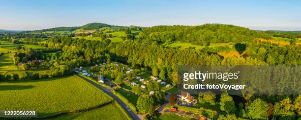 panorama aérien au-dessus des pâturages et des forêts verts de collines d’été - mobile home photos et images de collection