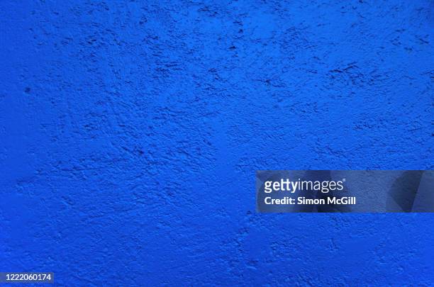 building exterior stucco wall painted royal blue - royal blue stock pictures, royalty-free photos & images