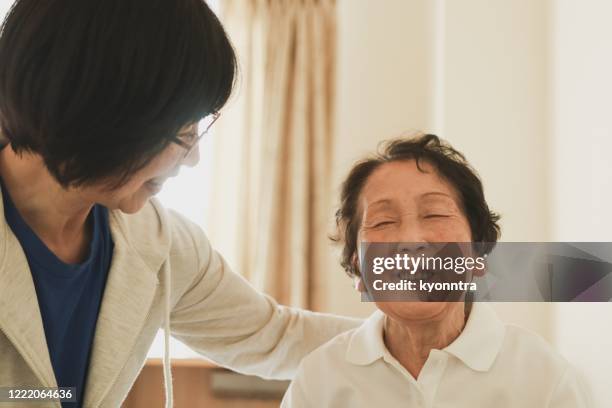 アジアの先輩女性と彼女の娘の家で - nursing home smiling ストックフォトと画像