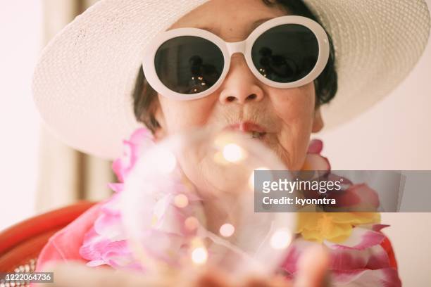 das porträt einer coolen seniorin auf reisen - hawaii fun stock-fotos und bilder