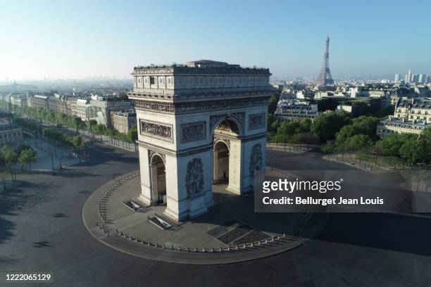 arc de triomphe and place charles de gaulle in paris, france - coronavirus france stock-fotos und bilder