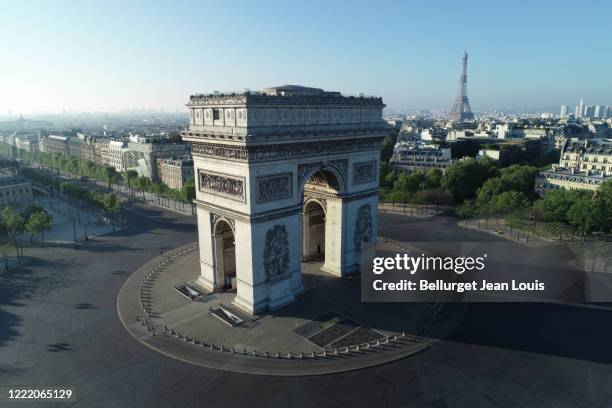 arc de triomphe and place charles de gaulle in paris, france - champs elysees quarter stock pictures, royalty-free photos & images