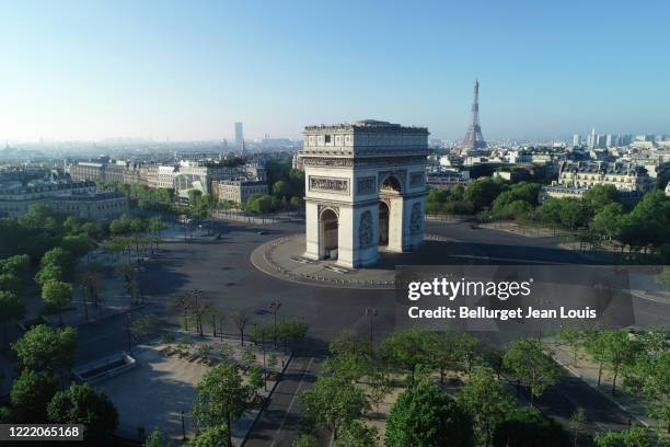 arc de triomphe and place charles de gaulle in paris, france - arc de triomphe aerial view stock pictures, royalty-free photos & images