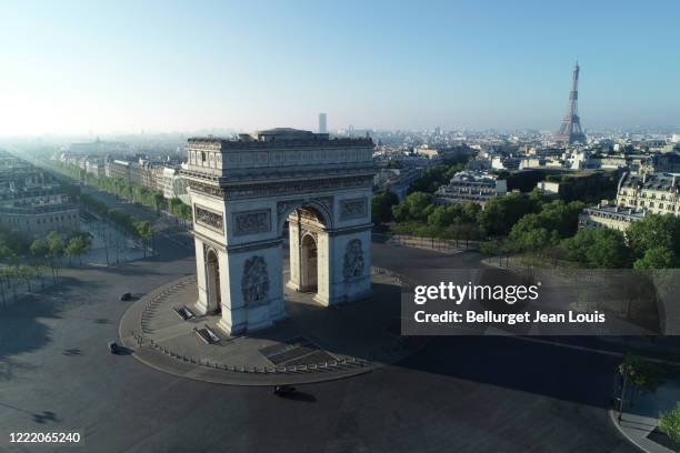 arc de triomphe and place charles de gaulle in paris, france - arc de triomphe overview stock pictures, royalty-free photos & images