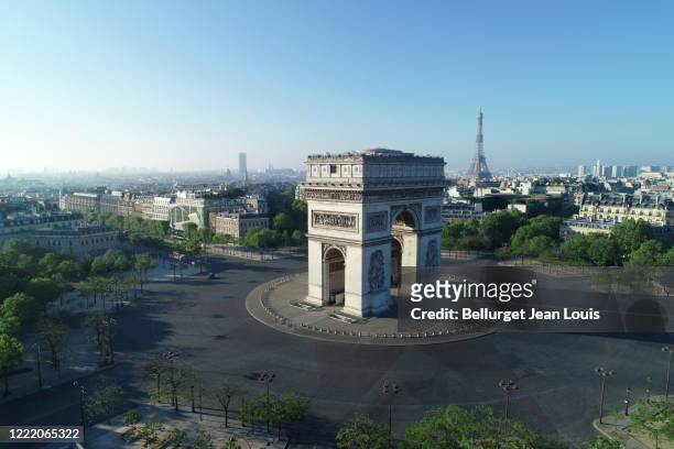 arc de triomphe and place charles de gaulle in paris, france - arc de triomphe overview stock pictures, royalty-free photos & images