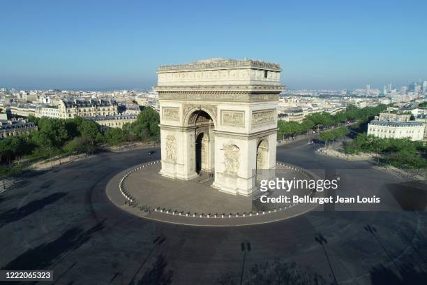 arc de triomphe and place charles de gaulle in paris, france - arc de triomphe aerial view stock-fotos und bilder