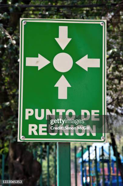 'punto de reunión' (meeting/assembly point) sign - earthquake drill stock pictures, royalty-free photos & images