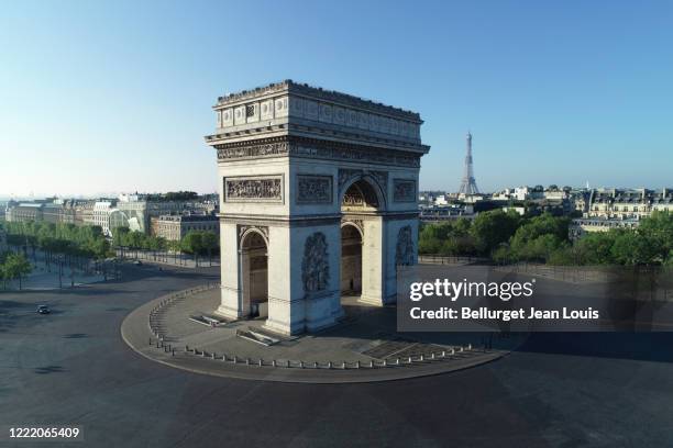 arc de triomphe and place charles de gaulle in paris, france - arc de triomphe aerial view stockfoto's en -beelden