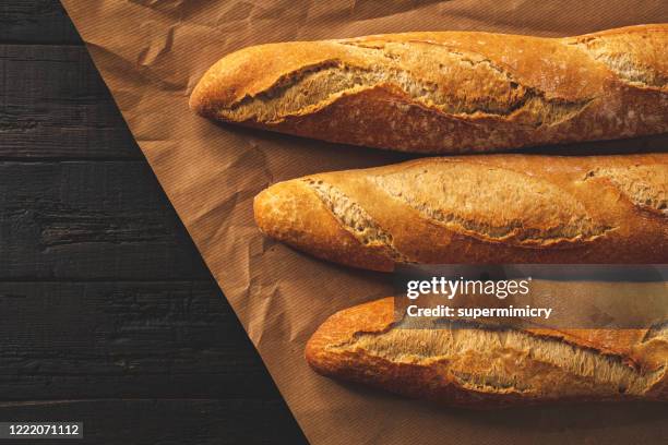emballage des baguettes français croquantes. - baguette photos et images de collection