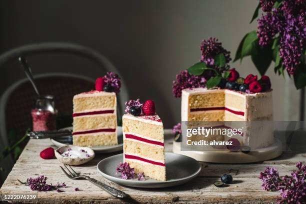 frutas y flores servidas en la mesa - gateaux fotografías e imágenes de stock