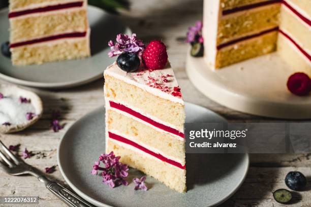 smakelijk buitensporige fruit en bloemcake - gâteau stockfoto's en -beelden