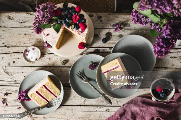 smakelijk fruit en bloemcake die in platen worden gediend - gâteau stockfoto's en -beelden