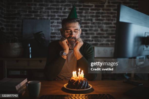 compleanno durante il periodo di isolamento - sad birthday foto e immagini stock