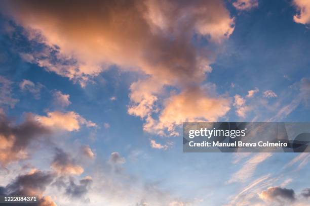 clouds and sky - recht eronder stockfoto's en -beelden