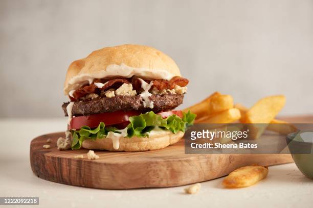 burger and fries - bacon cheeseburger stock-fotos und bilder