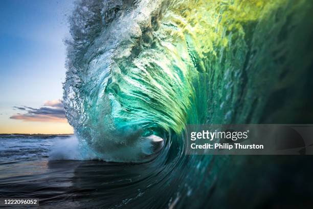 grandes olas de colores rompiendo en el océano sobre arrecifes y rocas - océano pacífico fotografías e imágenes de stock