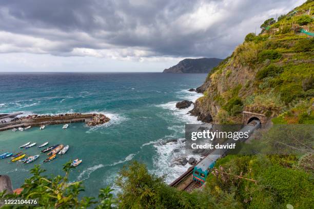 tren que pasa en barcos en la bahía de vernazza, cinque terre, italia - vernazza fotografías e imágenes de stock