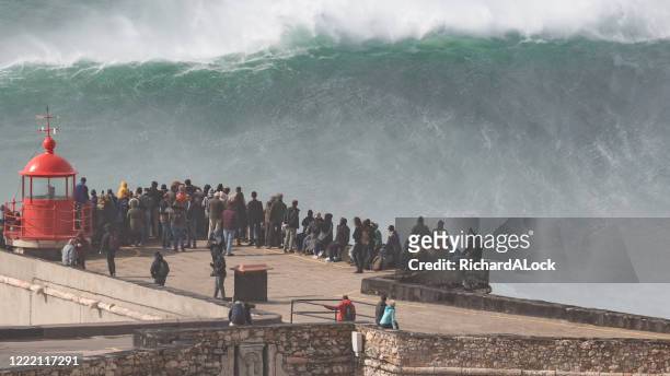 größte welle der welt, nazare, portugal - high tide stock-fotos und bilder
