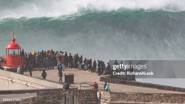 biggest wave in the world, nazare, portugal - nazare big wave surfing imagens e fotografias de stock