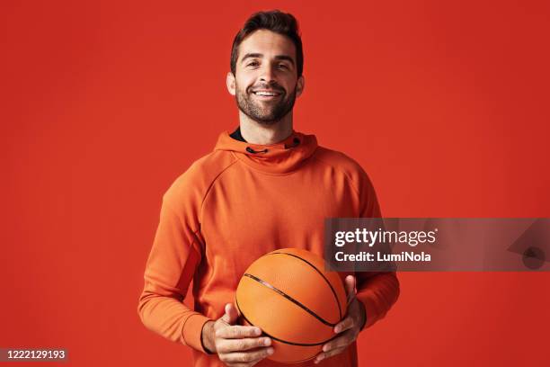 wil je wat tijd op het veld klokken? - young man holding basketball stockfoto's en -beelden