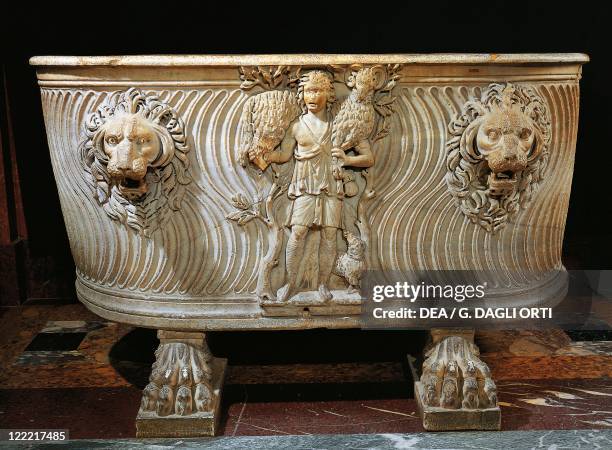 Srigil Strigil Photos and Premium High Res Pictures - Getty Images