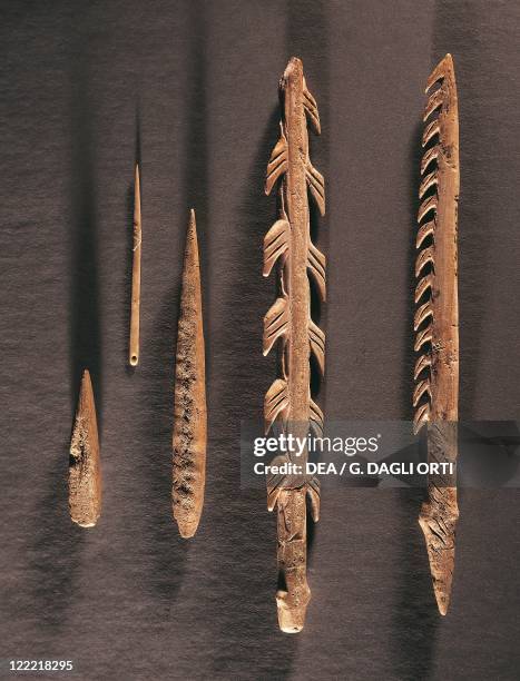 Prehistory, France, Upper Paleolithic, Late Magdalenian - Bone tools: harpoons, projectile points, needles.