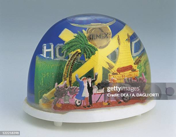 Collecting: Snowglobes - United States of America - California - Hollywood Souvenir - Plastic.