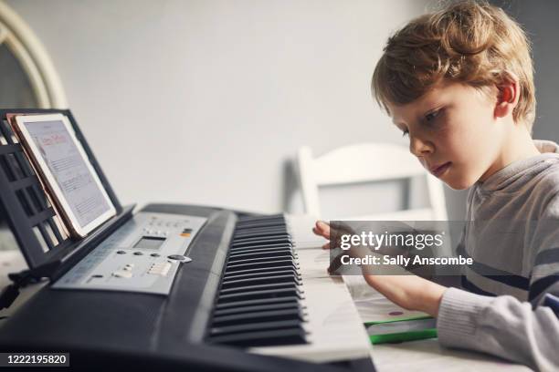 child learning to play the keyboard - tasteninstrument stock-fotos und bilder