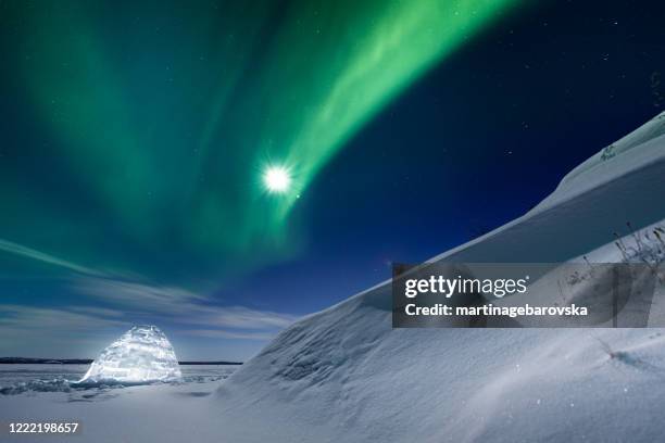 glowing igloo under the northern lights, yellowknife, northwest territories, canada - yellowknife canada stockfoto's en -beelden